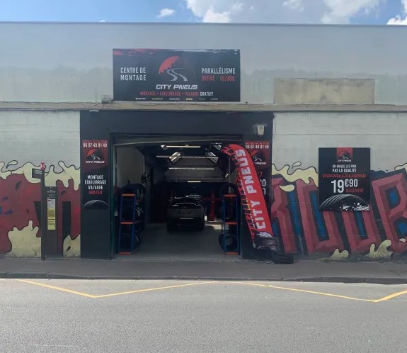 Atelier avec véhicules en cours de réparation